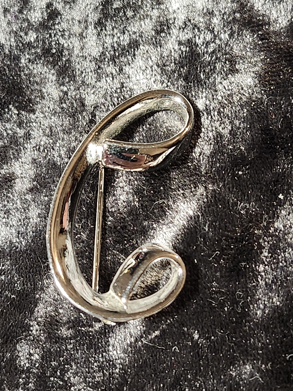 Vintage Sarah Coventry Silver-Tone Swirl Loop Brooch Pin Signed ©SARAH